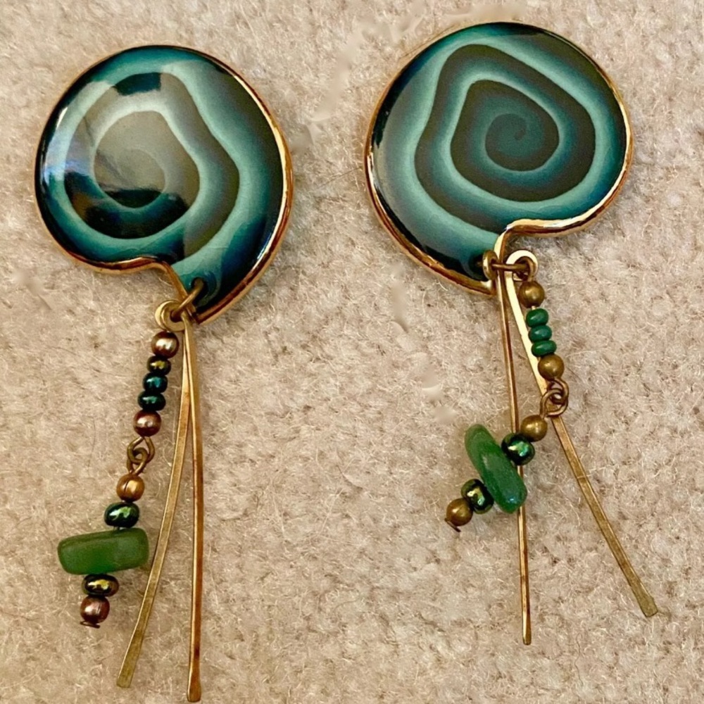 VINTAGE 1990s GREEN PORCELAIN SHELL DANGLE PIERCED EARRINGS LIGHTWEIGHT GOLD